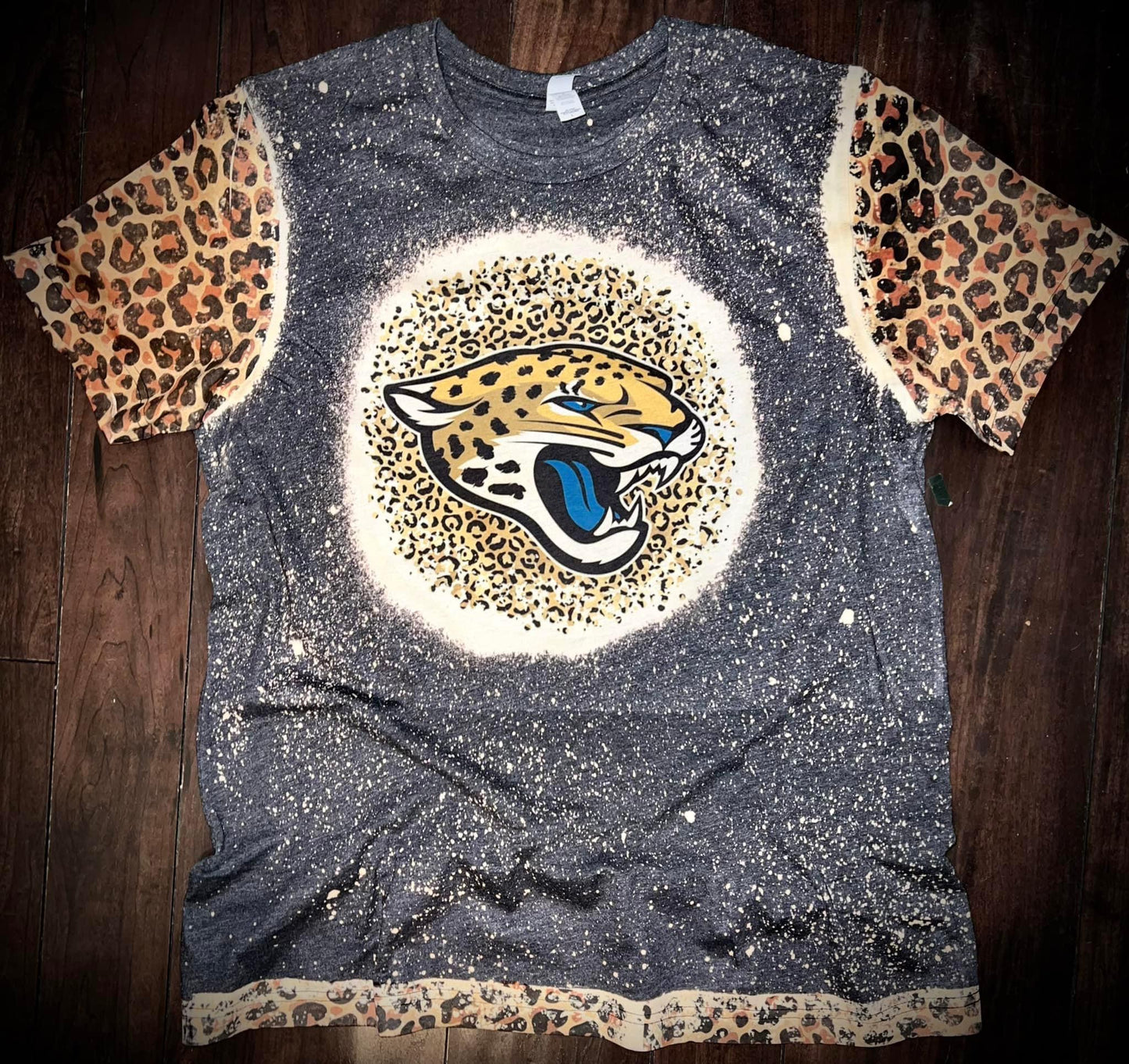 Leopard with sleeves sports tee